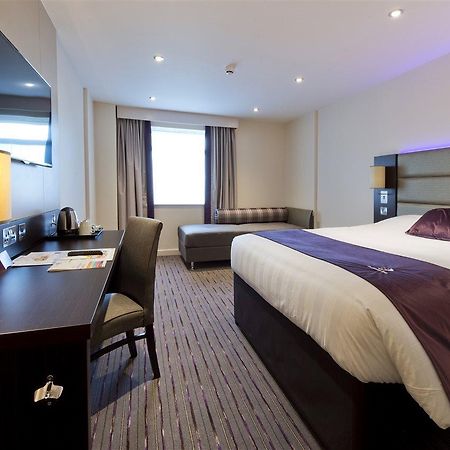 Premier Inn Newbury Town Centre エクステリア 写真