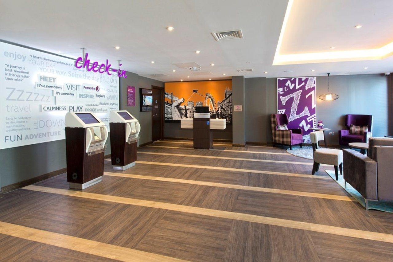 Premier Inn Newbury Town Centre エクステリア 写真