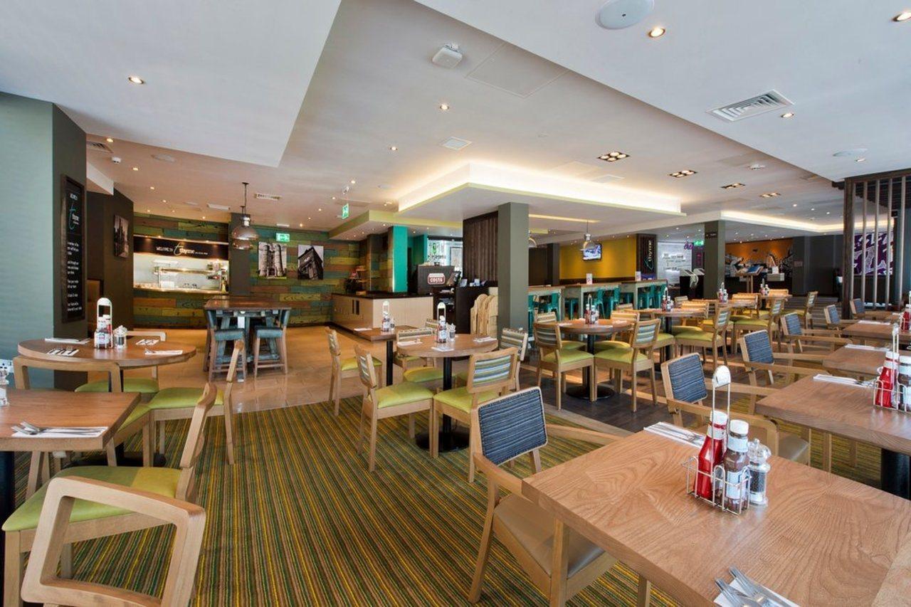 Premier Inn Newbury Town Centre エクステリア 写真