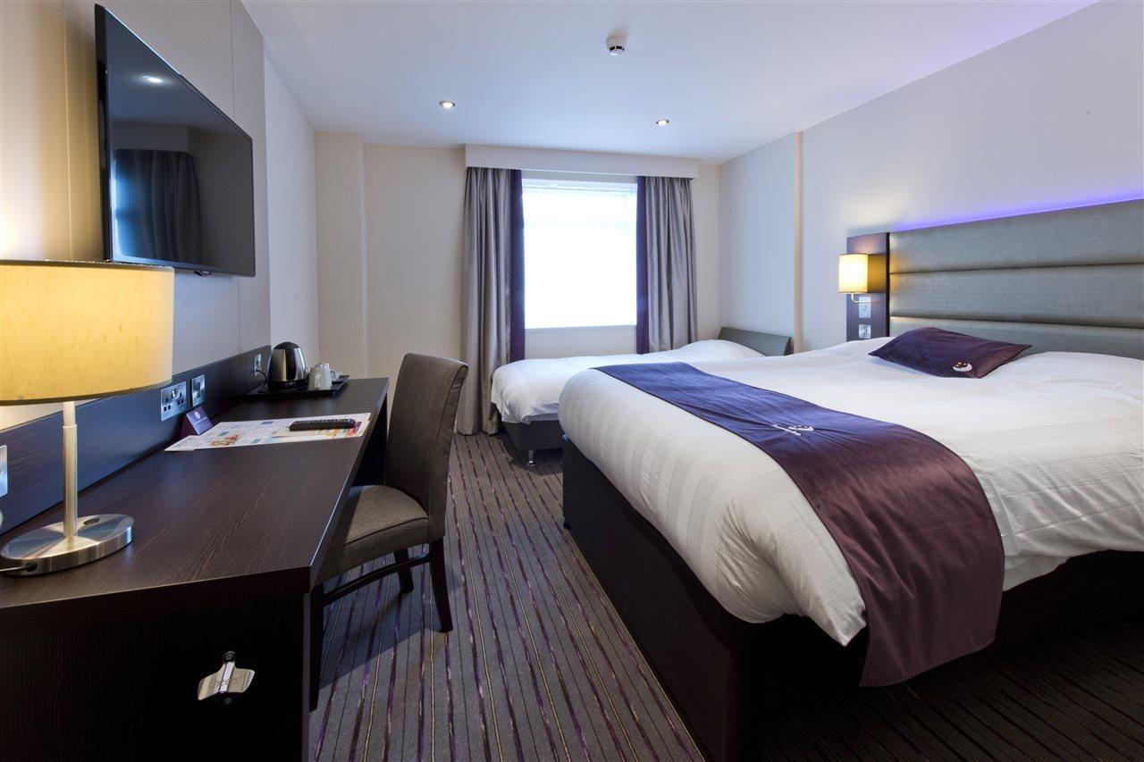 Premier Inn Newbury Town Centre エクステリア 写真
